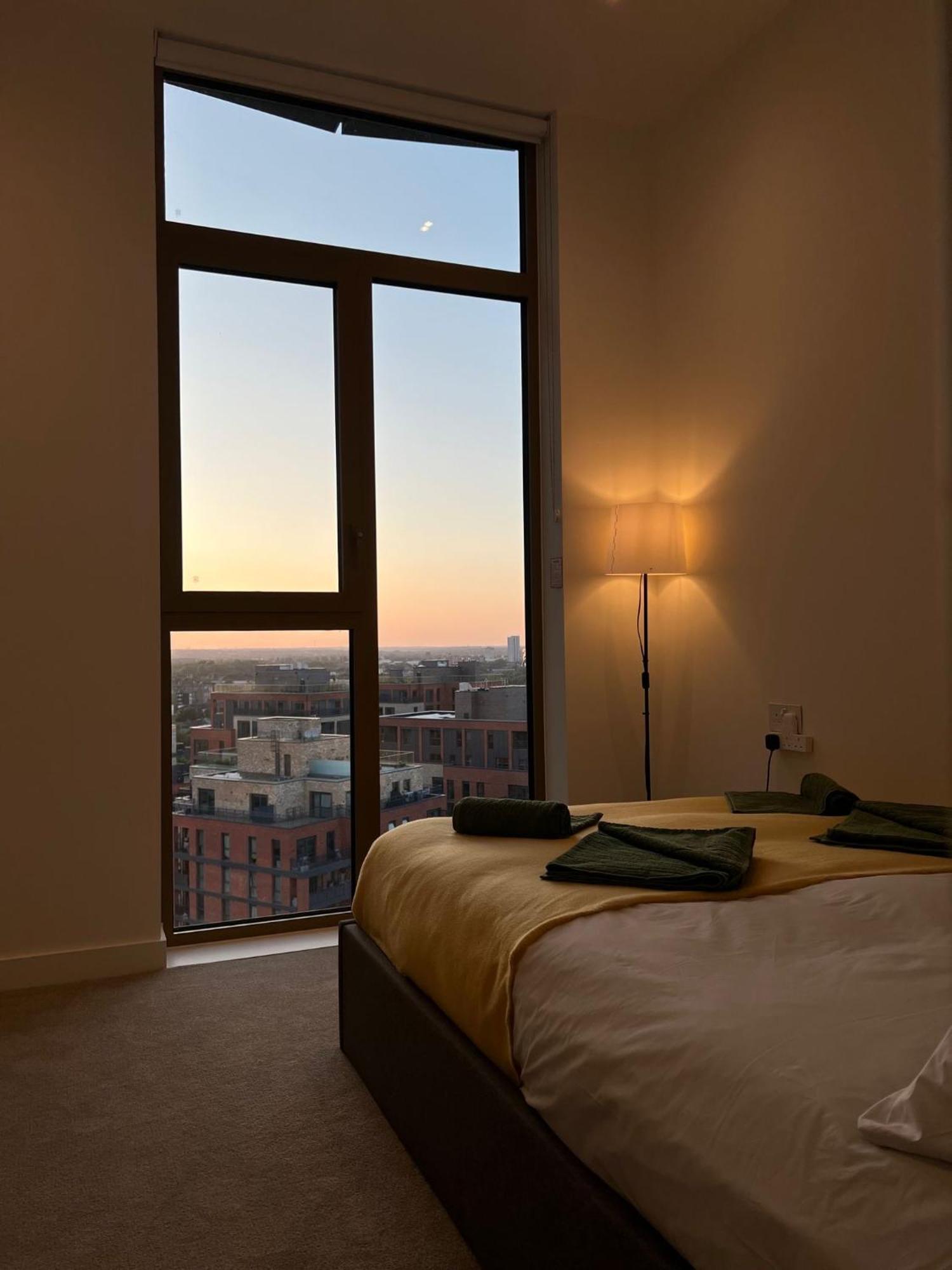 Cozy Room With Private Bathroom In Luxurious Flat London Eksteriør billede